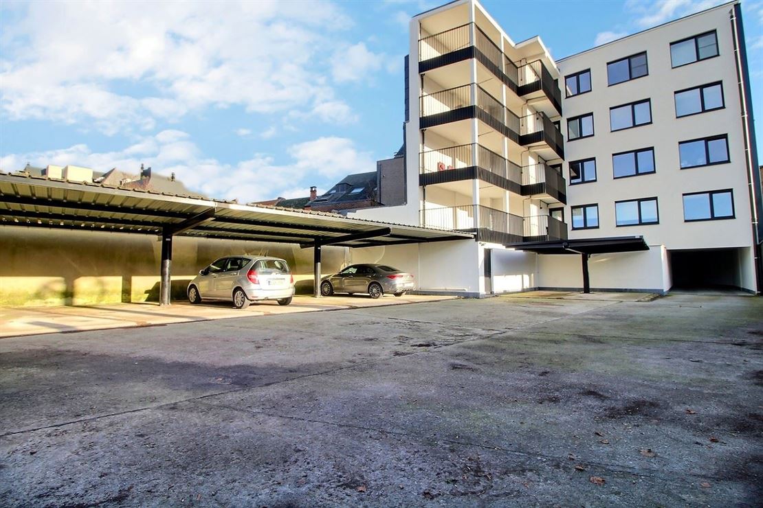 Place de parking privative sous car port situé en plein centre ville de Mouscron dans une résidence sécurisée avec porte sectionnelle motorisée


