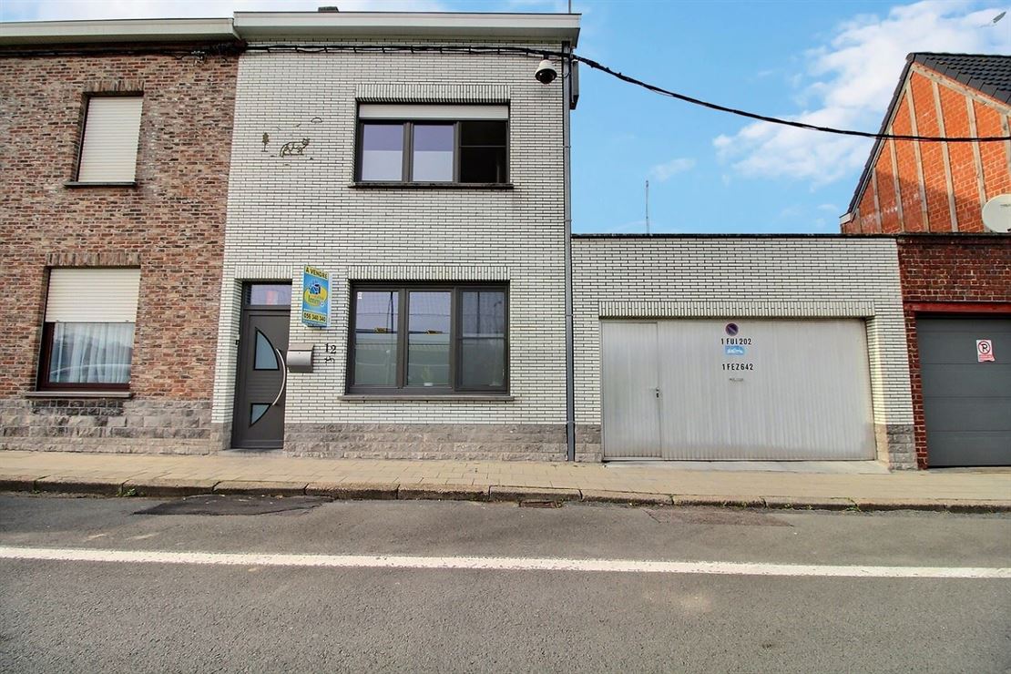 Superbe Semi mitoyenne de qualité avec double garage, idéalement située à Dottignies, vous offrant:
