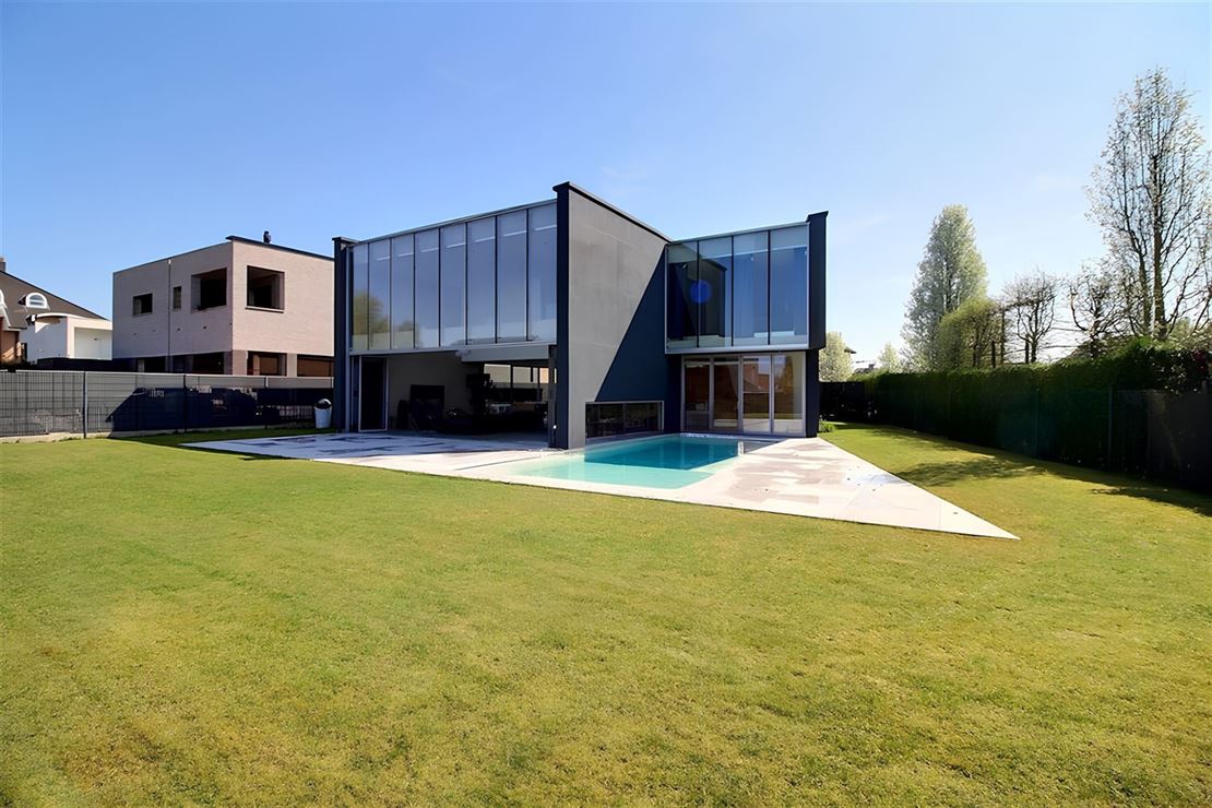 Sobriété et élégance, Villa cubique contemporaine au coeur de Dottignies