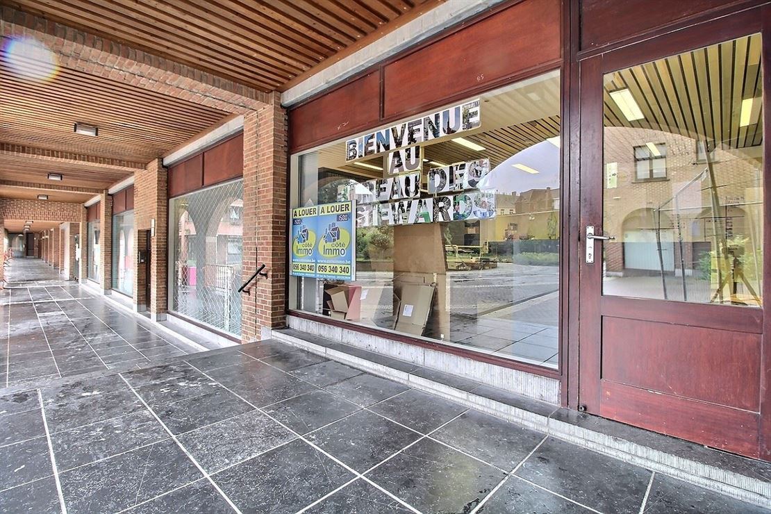 VASTE SURFACE COMMERCIALE EN PLEIN COEUR DU CENTRE-VILLE DE MOUSCRON OFFRANT DE NOMBREUSES POSSIBILITES D'AMENAGEMENTS 