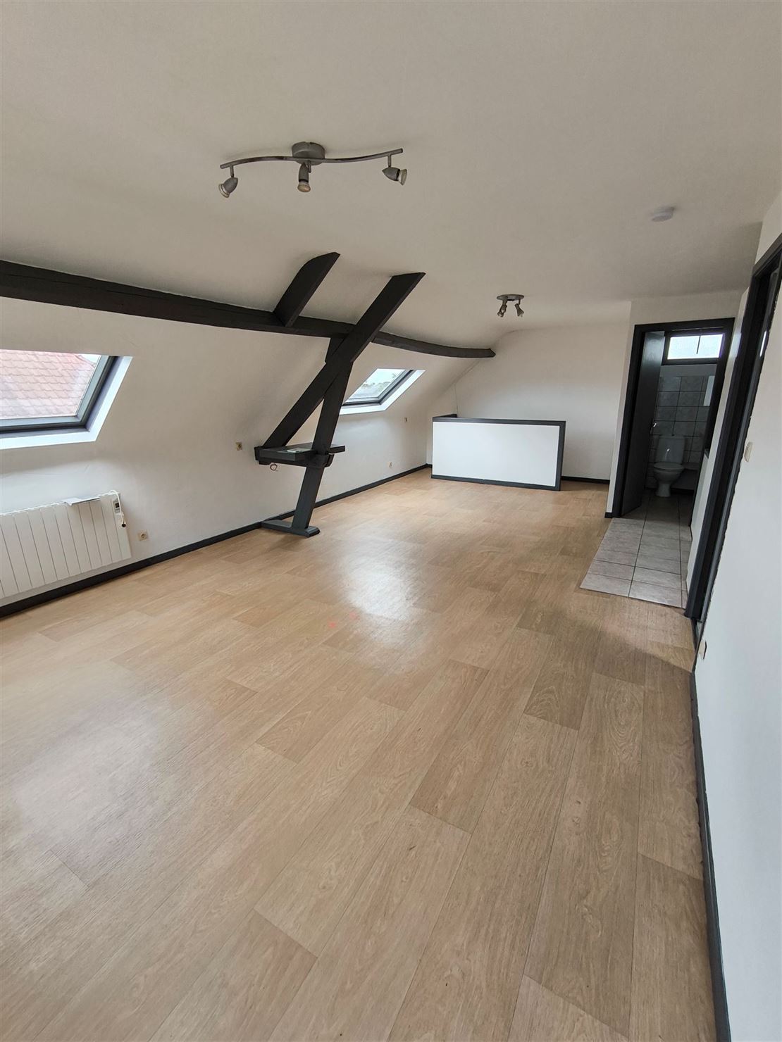 APPARTEMENT MENSARDE UNE CHAMBRE  SUR LE SECTEUR D'ESTAIMBOURG 