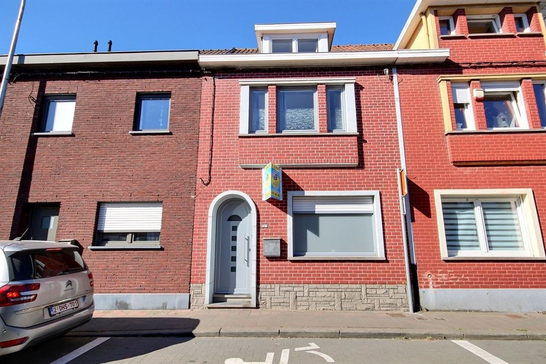 Maison familiale Robuste avec Trois chambres et Jardin 
