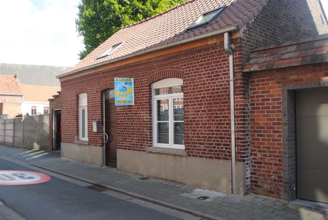 CHARMANTE HABITATION AU COEUR DU VILLAGE DE LUINGNE 