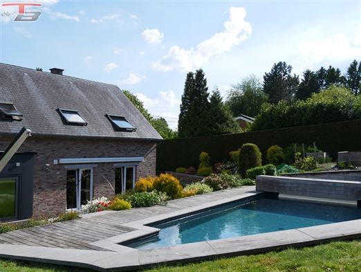 Villa 4 chambres de 224m² avec piscine chauffée, terrasse et garages idéalement située dans voie sans issue du village de Lincé !