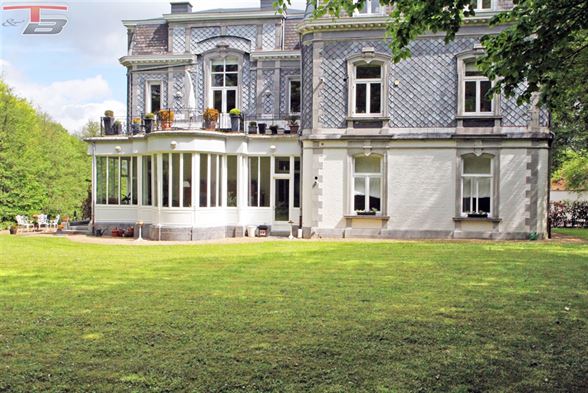 Appartement prestigieux de 178 m², composé de 3 chambres, situé dans le cadre idyllique de la résidence du Château d’Alsa. Jardin et terrasse orientés Sud-Ouest.