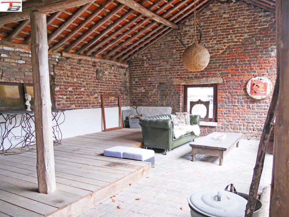 Ancien corps de ferme transformé en habitation 3 chambres de 144 m² situé au fond d